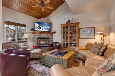 Image de Superbe maison familiale avec accès à la piscine, au bain à remous, au centre de fitness, etc.