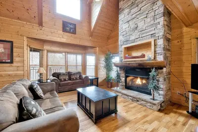 Pet Friendly Cabin w / Wrap-Around Deck, salle de jeux et WiFi.