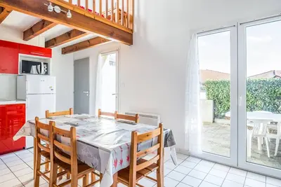 Image de Maison Jumelée à 2 Pas de la Plage - Piscine, Terrasse, Parking Privé - Idéale Famille / Amis
