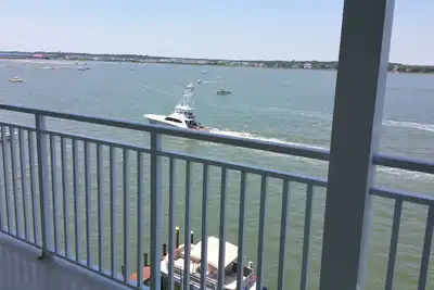 Image de Amaz / View. Bayfront Penthouse Luxury Downtown * Promenade Ă la plage + promenade / piscine