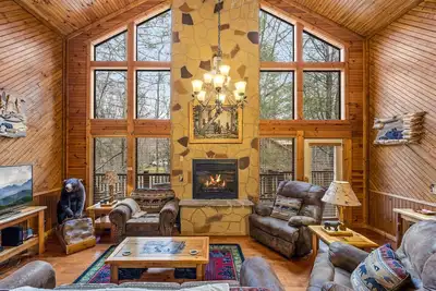 Image de Découvrez cette magnifique cabane Gatlinburg accueillante pour les animaux de compagnie avec 2 Br / 2ba chacune avec baignoire Jacuzzi séparée.