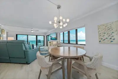 Image de Breezy Retreat, Direct Ocean Front 2/2, Beachy Warm and Fun! No-Drive Beach!