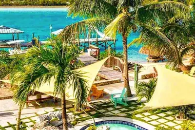 Image de Bahamian Boutique Villa et terrain de jeu au bord de l’eau avec ponton, plage, bateau et piscine!