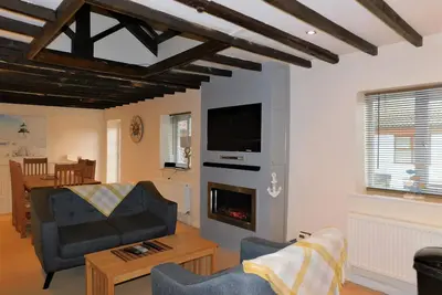 Image de Anchor Cottage - Profitez de beaucoup d'espace dans cette fabuleuse maison ouverte planifiée, à l'envers.