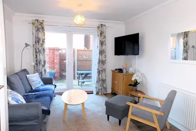 Image de 2 Augusta Court - lumineux, lumineux et meublé dans un style frais et moderne dans un quartier résidentiel calme.