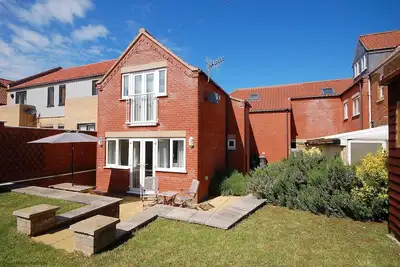 Image de Cette maison de vacances moderne attrayante est un endroit idéal pour venir se détendre et se détendre tout au long de l'année