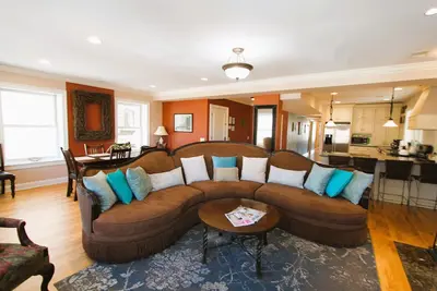 Image de Condo avec bain tourbillon, terrasse et plan d'étage ouvert. Parfait pour la famille Lrg