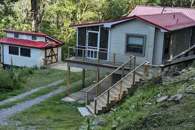Image de Cabine Red Roof dans les magnifiques Blue Ridge Mountains