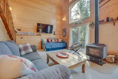 Image de Peaceful Hillside Leavenworth Cabin sur ½ acre de terrain!