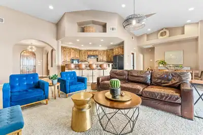 Image de 5 chambres, 5 acres, avec piscine et spa, de superbes vues près du parc!