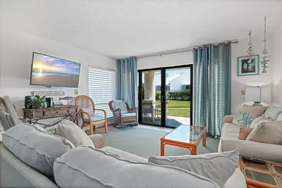 Image de Barefoot Haven, Oceanfront Condo à quelques pas de la mer, No-Drive Beach!
