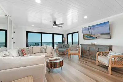 Image de Direct Oceanfront Serenity, No-Drive Beach, récemment rénové, décor professionnel