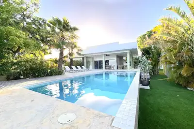 Image de Villa Koko avec 3 chambres près de la plage!