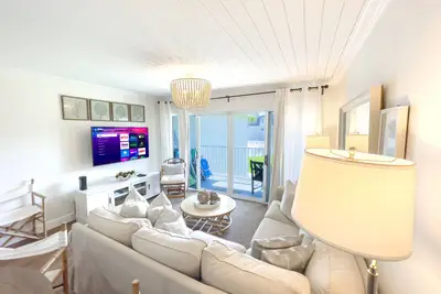 Image de SurfSide Charm, condo économique, plage sans route, familles bienvenues!