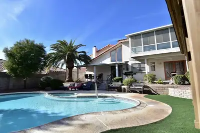 Image de 4 chambres, 2. 5 salles de bain, piscine chauffée, 10 min du Strip