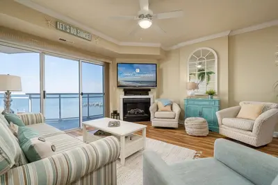 Image de Condo haut de gamme Ă trois chambres sur les couchers de soleil 46th Street inclus!