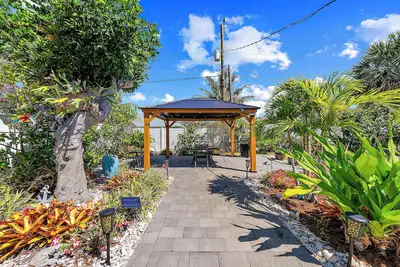 Image de Une oasis tropicale moderne Ă quelques minutes de la plage!
