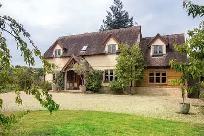 Image de Luxueux chalet familial avec cadre en chêne avec un style intérieur contemporain