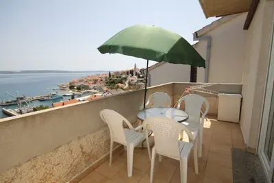 Appartement de deux chambres avec la terrasse et la vue sur le mer Kali, Ugljan (A-8235-b)