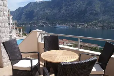 Image de Nouvel appartement au rez-de-chaussée avec une vue imprenable sur la baie de Kotor depuis le balcon et la piscine