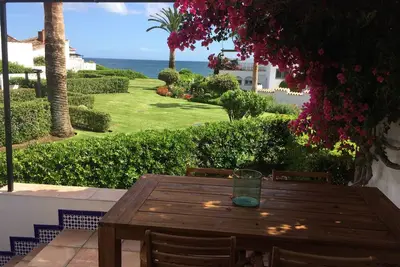 Image de Maison de luxe, bord de mer, superbe vue sur la mer, grande piscine, 5 personnes.