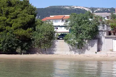 Appartement d'une chambre prés de la plage Banjol, Rab (A-2008-a)
