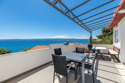 Image de Appartement de deux chambres avec la terrasse et la vue sur le mer Duce, Omis (A-2758-b)