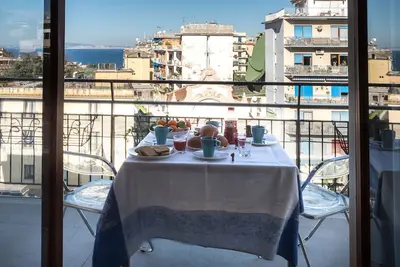Bel appartement ensoleillé situé sur la rue principale de Sorrent
