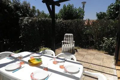 Image de Maison 2 pièces\/mezzanine, 6 couchages, terrasse spacieuse, piscine et parking privé à Gruissan