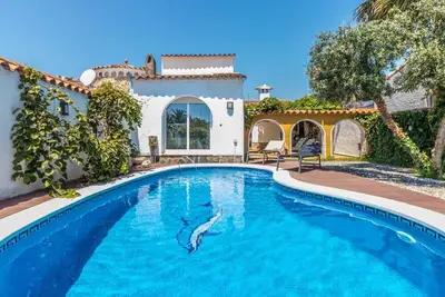 Image de 148-Belle villa avec piscine et amarre -