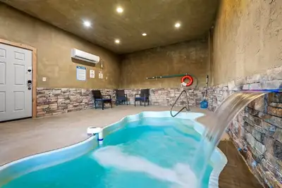 Image de Cabine de marque avec piscine intérieure chauffée