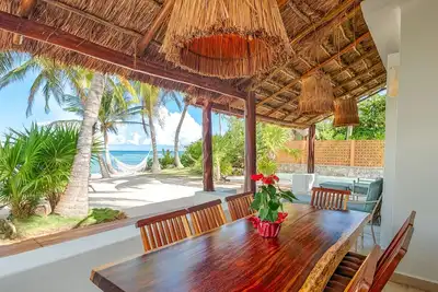 Image de Belle maison en bord de mer sur la baie d'Akumal Sud avec 4 chambres.