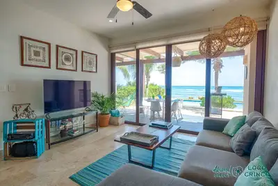 Image de Magnifique condo de luxe au bord de la piscine avec vue imprenable sur l'océan, directement sur la plage.