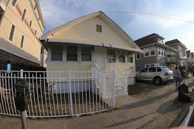 Image de 3br �� une demi-pâté de maisons de la plage