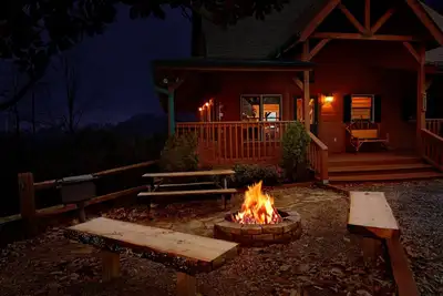Profitez de la vue sur les montagnes, d'un bain à remous, d'un foyer et d'une expérience de théâtre privé!