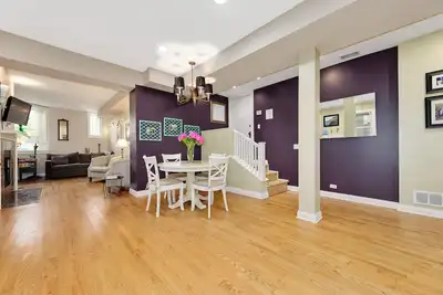 Image de Condo vintage avec bain tourbillon, foyer et plan d'étage ouvert. Minutes à Lak