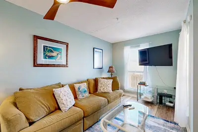 Image de Bayview condo à seulement quelques pas de la plage w / piscine partagée et endroit paisible!