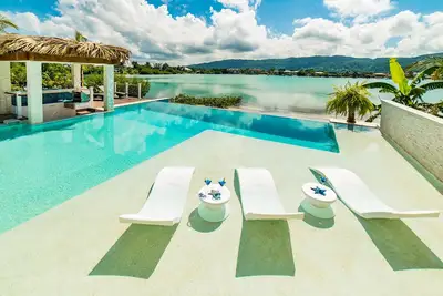 Image de Nouvelle Villa De Luxe En Bord De Mer Moderne, Piscine Infinity, Personnel Complet, Chef, Butler