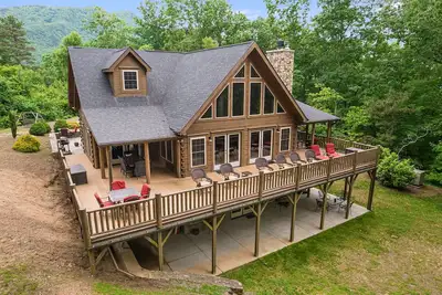 Image de Log Lodge luxueux Ă Black Mountain vous attend. . . Restez dans le style!