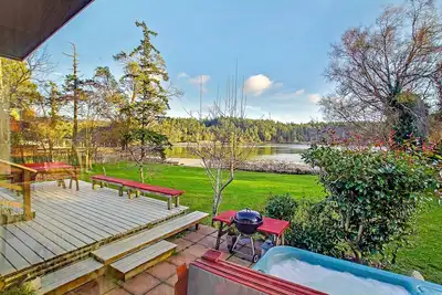 Image de Waterfront Pet Friendly Home avec bain à remous! (Mitchell Bay Shores)