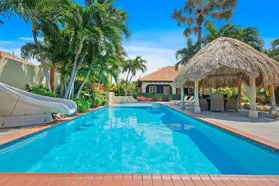 Image de 6br Tropical Paradise, immense piscine, jacuzzi, plage avec bar.