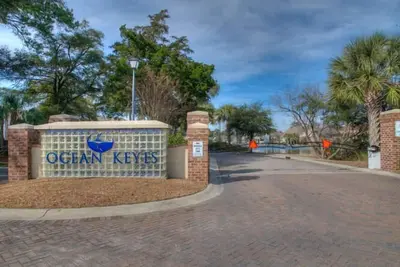 Image de Ocean Keyes Lakeview Condo 2 pâtés de maisons de la plage!