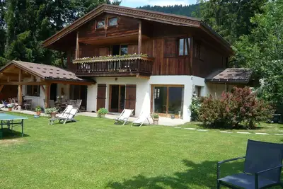 Image de Bel appartement dans chalet, 3 km la Clusaz jardin jacuzzi