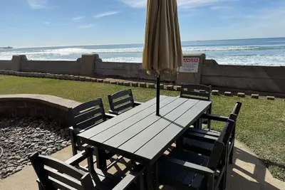 Image de Oceanfront! Sortez dans votre patio et votre gazon en bord de mer - Nouvelles mises à niveau en 2018!