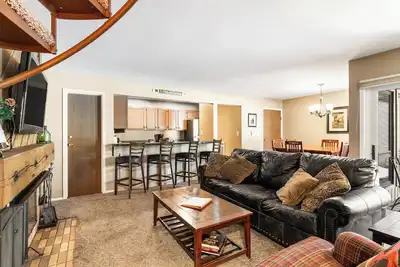 Image de Condo spacieux, foyer au bois, patio privé, Wifi gratuit