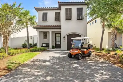 Image de Belle maison avec une voiturette de golf pour naviguer dans la station!