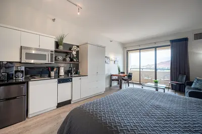 Image de Jr. Suite au dernier étage avec vue sur le lac et accès! ! !