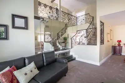 Image de Belle et spacieuse maison rénovée avec piscine et spa