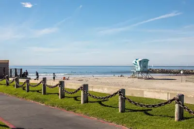 Image de Vue spectaculaire sur l'océan, le port et la rivière ~ Votre propre patio herbeux ~ Magnifique à l'intérieur!