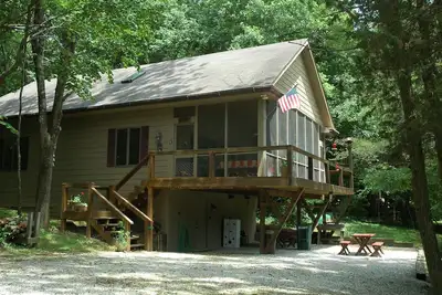 Image de Chalet / Maison de vacances dans les bois sur un lac privé près de Louisville, Ky